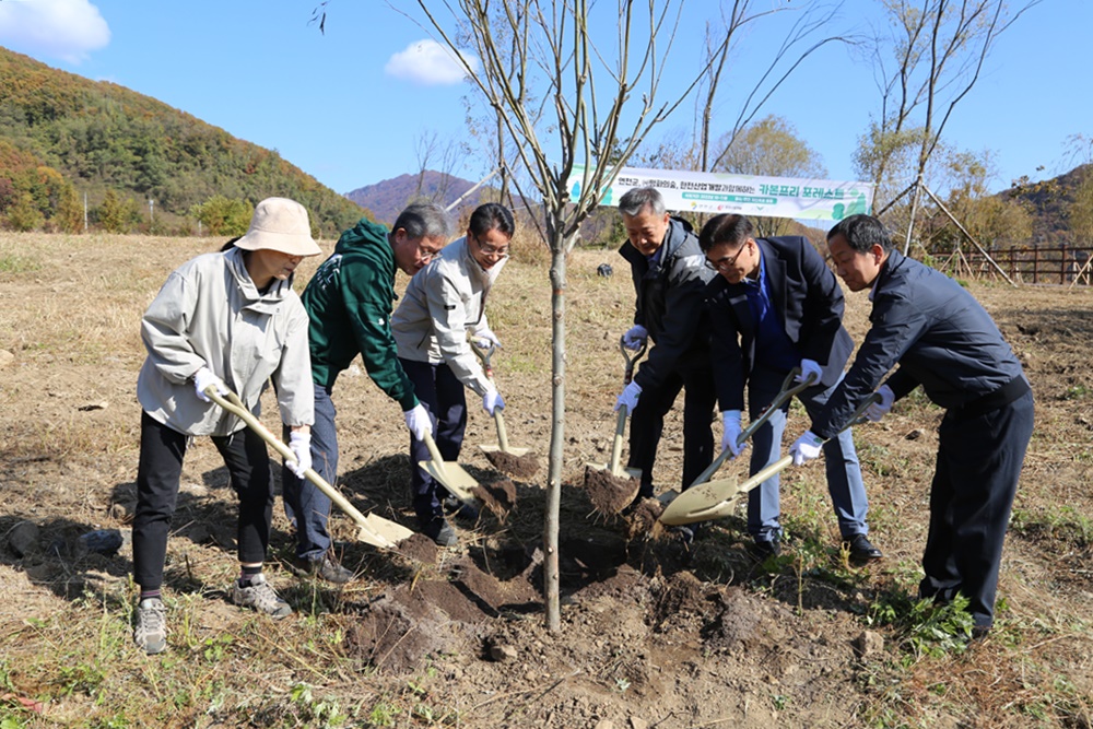 한전산업 카본프리 포레스트 조성 기념 식수행사 단체 사진